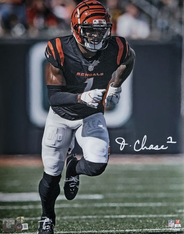 Ja'Marr Chase Signed Cincinnati Bengals Vertical 16x20 Photo Beckett Witnessed