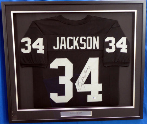 OAKLAND RAIDERS BO JACKSON AUTOGRAPHED SIGNED FRAMED BLACK JERSEY BECKETT 177404