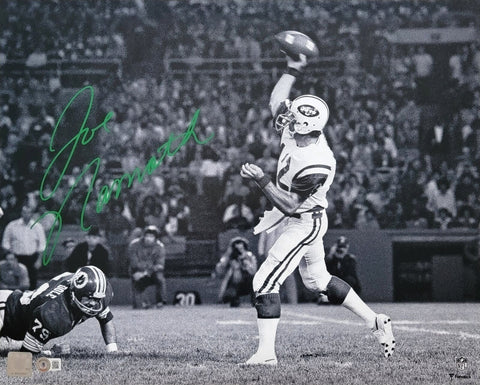 Joe Namath Autographed New York Jets Black & White16x20 Photo Beckett Witnessed