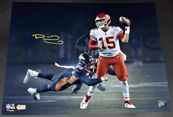 PATRICK MAHOMES SIGNED KANSAS CITY CHIEFS LEFT HANDED PASS 16x20 PHOTO BECKETT