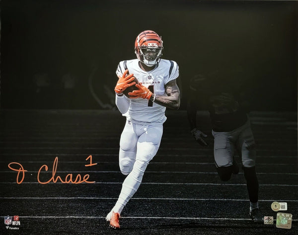 Ja'Marr Chase Signed Cincinnati Bengals Spotlight 16x20 Photo Beckett Witnessed