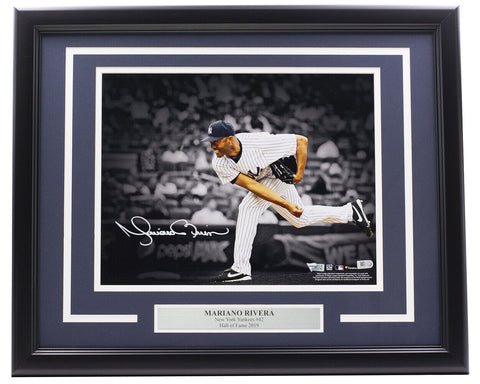 Mariano Rivera Signed Framed New York Yankees 11x14 Pitch Photo Fanatics MLB