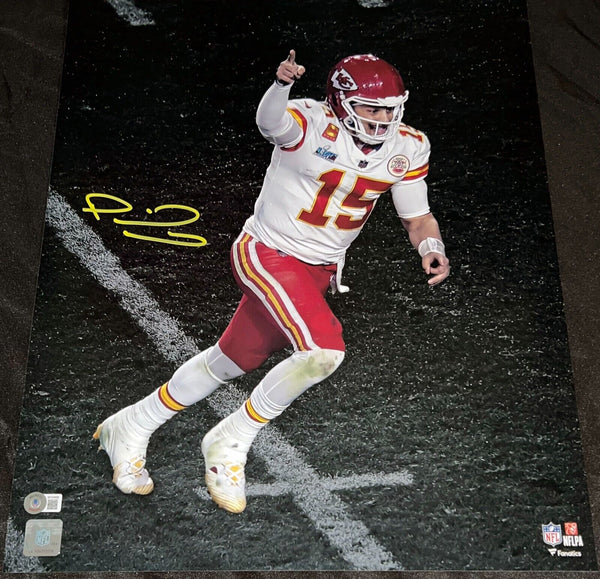 PATRICK MAHOMES SIGNED KANSAS CITY CHIEFS SUPER BOWL 57 LVII 16x20 PHOTO BECKETT