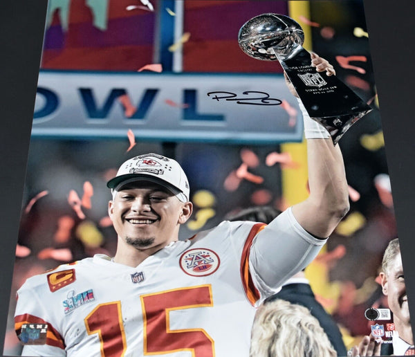 PATRICK MAHOMES SIGNED KANSAS CITY CHIEFS SUPER BOWL LVII TROPHY 16x20 PHOTO BAS