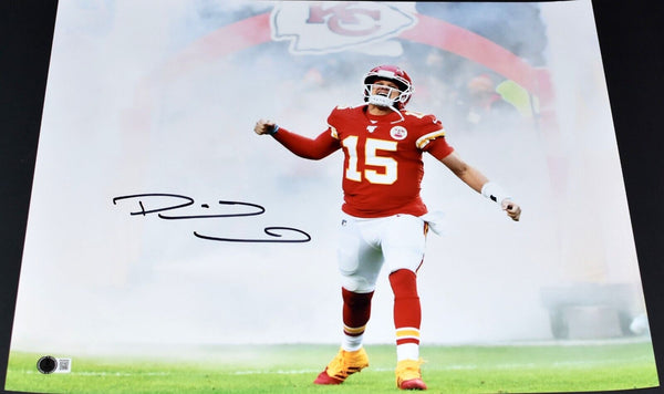 PATRICK MAHOMES AUTOGRAPHED KANSAS CITY CHIEFS SMOKE 16x20 PHOTO BECKETT