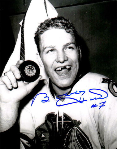 BOBBY HULL Signed Blackhawks B&W Holding 1st 50th Goal Puck 8x10 Photo -SCHWARTZ