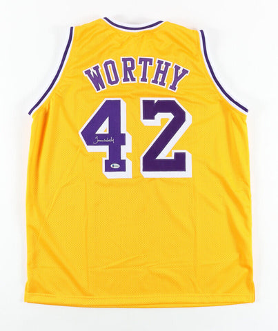 James Worthy Signed Los Angeles Lakers Jersey (Beckett) 3xNBA Champ 85, 87, & 88