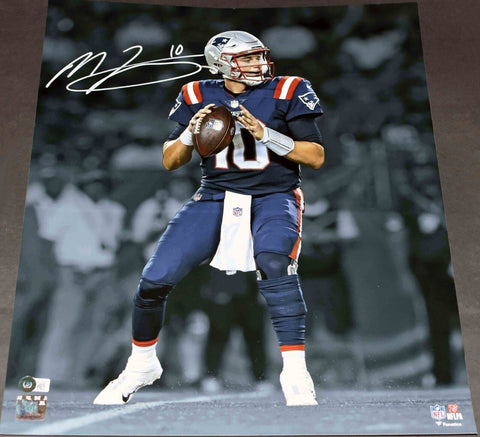 MAC JONES SIGNED AUTOGRAPHED NEW ENGLAND PATRIOTS 16x20 PHOTO BECKETT