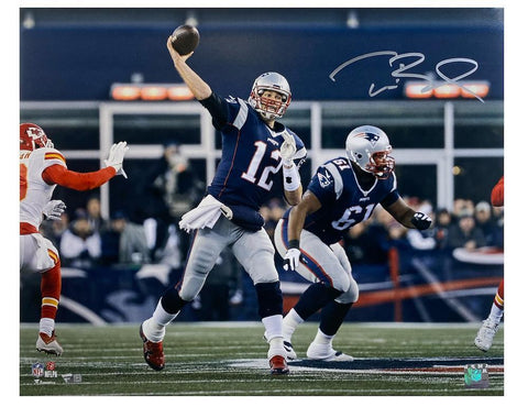 TOM BRADY Autographed NE Patriots "Throwing" 16" x 20" Photograph FANATICS