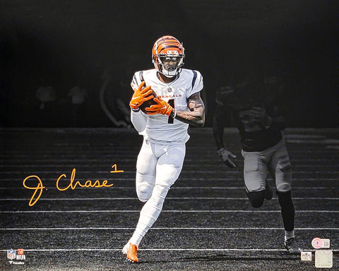 JA'MARR CHASE AUTOGRAPHED SIGNED 16X20 PHOTO BENGALS SPOTLIGHT BECKETT QR 205626