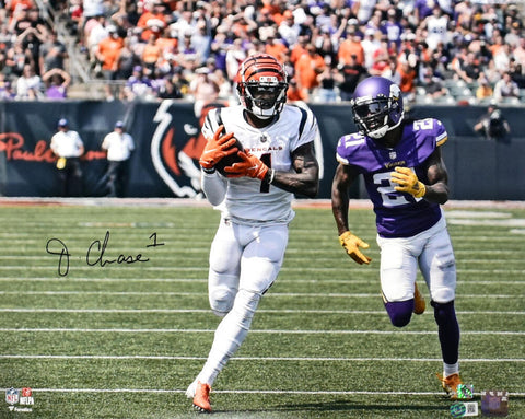 Ja'Marr Chase Autographed Cincinnati Bengals 16x20 Catch Photo- Beckett W Holo