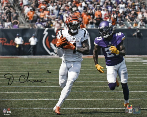 Ja'Marr Chase Autographed Bengals 16x20 Catch Photo - Beckett W Holo *Black