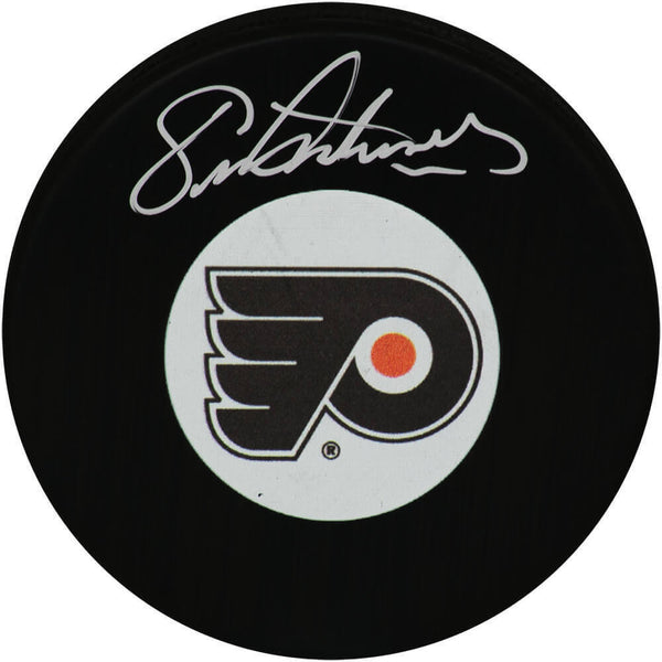 Eric Lindros Signed Philadelphia Flyers Team Logo Hockey Puck - (SCHWARTZ COA)