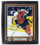 Eric Lindros Signed Framed Flyers 16x20 Photo HOF 16 Inscription JSA ITP