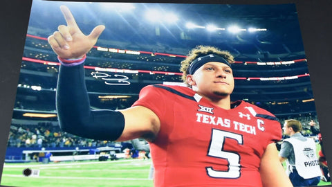 PATRICK MAHOMES AUTOGRAPHED TEXAS TECH RED RAIDERS GUNS UP 16x20 PHOTO BECKETT