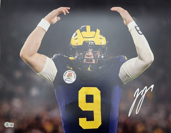 JJ MCCARTHY (MICHIGAN WOLVERINES) SIGNED 16X20 PHOTO - PUMP UP - BECKETT QR