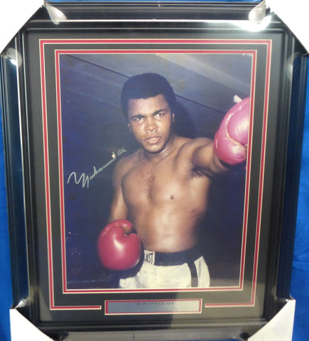 Muhammad Ali Autographed Framed 16x20 Photo Vintage Signature Beckett A53803