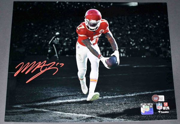 MECOLE HARDMAN AUTOGRAPHED KANSAS CITY CHIEFS 11x14 SPOTLIGHT PHOTO BECKETT