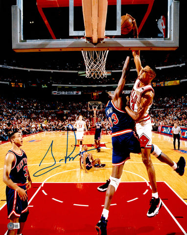 SCOTTIE PIPPEN AUTOGRAPHED 16X20 PHOTO BULLS DUNKING OVER EWING BECKETT 232715