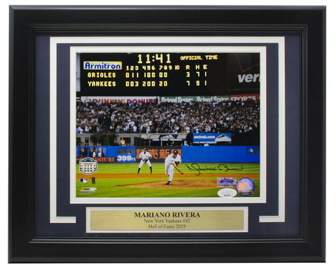 Mariano Rivera Signed Framed New York Yankees 8x10 Photo JSA