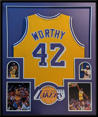 FRAMED L.A. LAKERS JAMES WORTHY AUTOGRAPHED SIGNED JERSEY BECKETT HOLO